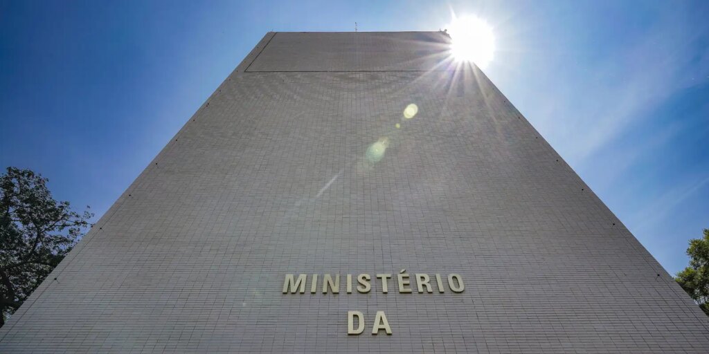 governo-preve-arrecadar-r$-4,4-bi-com-taxacao-de-fintechs,-bets-e-jcp
