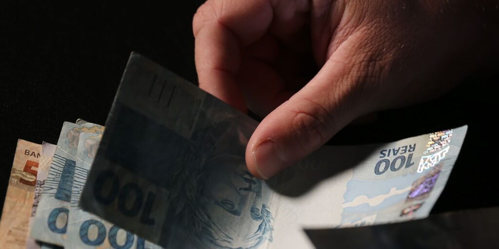 trabalhadores-nascidos-em-setembro-e-outubro-recebem-abono-salarial